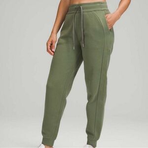 lululemon athletica women’s size 2 Army green joggers
